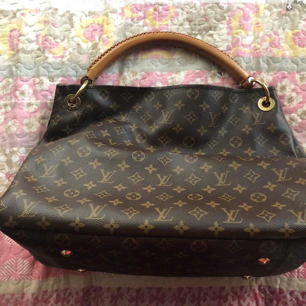 Louis Vuitton artsy mm handbag